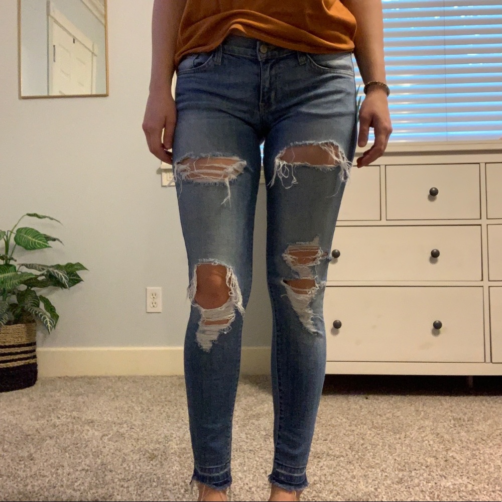 KanCan distressed skinny jeans. Size 26.